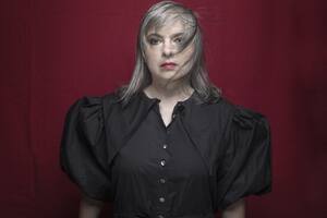 La escritora argentina volvió a los cuentos con su nuevo libro "Un lugar soleado para gente sombría"