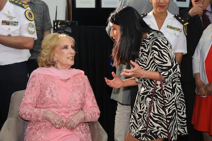 La escritora Cinthia Suárez saluda a Mirtha Legrand