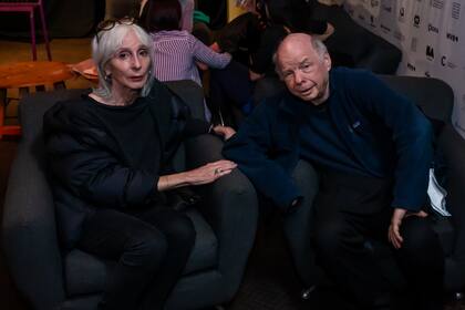 La escritora Deborah Eisenberg y el actor Wallace Shawn en el "vip" de la Feria de Editores, después de la charla de la autora