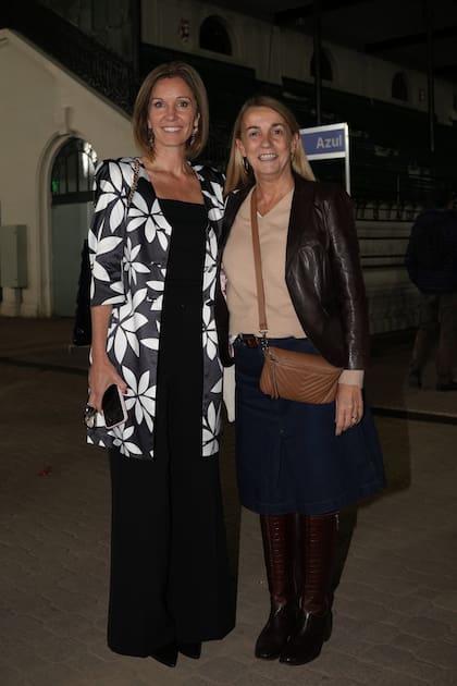 La escritora Diana Arias, junto a Susana “Suzy” Mitchell