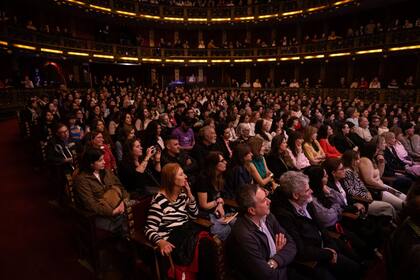 La escritora Isabel Allende colmó el Teatro Cervantes