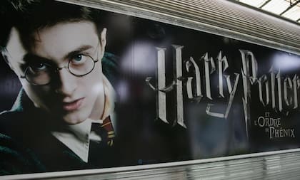 La escritora J.K. Rowling dijo que la maldición asesina "Avada Kedavra" que aparece en la saga Harry Potter "es un hechizo antiguo en arameo, y es el origen de abracadabra, que significa 'que la cosa sea destruida'"