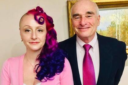 La escritora Julia Quinn, autora de Bridgerton, perdió a su hermana y a su padre en un accidente de tráfico