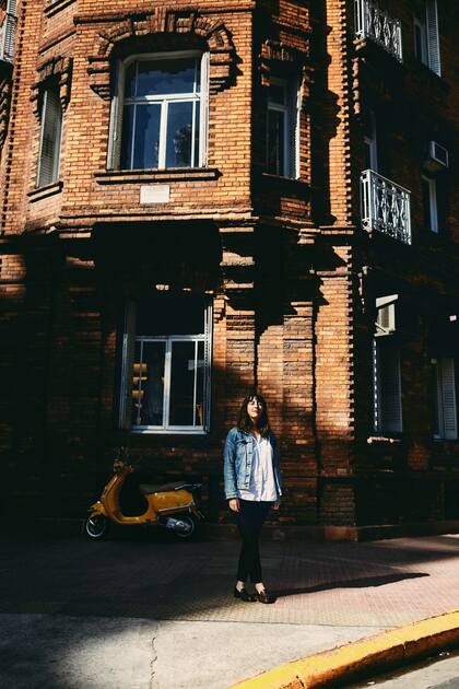 La escritora Lucía Lijtmaer, barcelonesa de apellido polaco, nacida en la Argentina, vuelve a La Colorada, el edificio que tiene vida en su novela