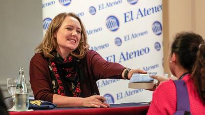 La escritora Paula Hawkins, de visita en la Argentina
