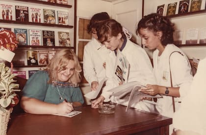La escritora Poldy Bird, best seller de la literatura juvenil, firmaba ejemplares a toda hora en la Feria