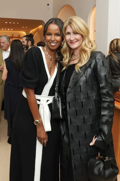 La escritora Roda Ahmed conversa con la actriz Laura Dern, que optó por el total black.