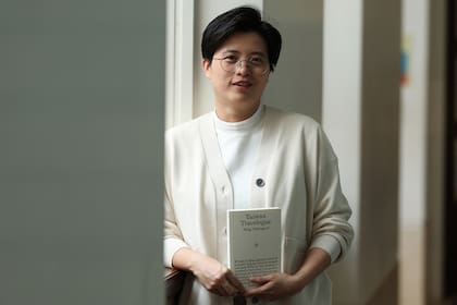 La escritora taiwanesa Yáng Shuāng-zǐ con un ejemplar de su libro "Taiwan Travelogue"