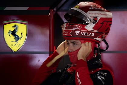 La escudería Ferrari realiza subastas con los buzos de sus pilotos; para cada gran premio utilizan tres monos, aunque en climas húmedos como en Singapur la cifra se eleva a cinco