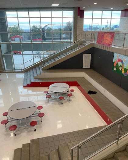 La escuela abre de lunes a jueves de 15.30 a 17.30 hs, pero con reservación previa (Instagram/@oceways)