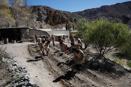 La escuela albergue ofrece una orientación en producción agropecuaria, turismo, artes y oficios, y capacitación en construcciones regionales bioclimáticas.