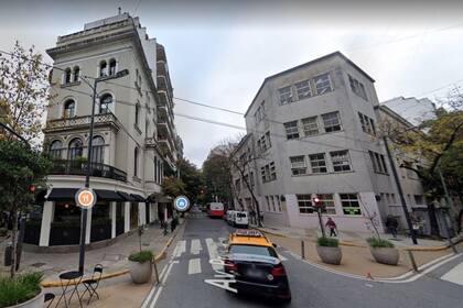 A la derecha, la escuela "cinco esquinas" hoy