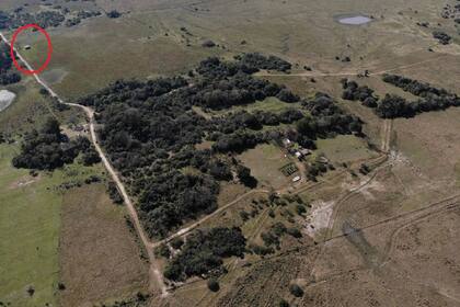La escuela conocida como "la tapera", en el margen superior izquierdo, a un par de centenares de metros del naranjal donde Loan desapareció el 13 de junio