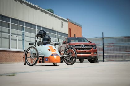 La escuela cuenta con dos pickups Ford Ranger para prácticas reales de diagnóstico y reparación