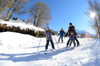 La escuela de Cerro Bayo ofrece clases particulares y grupales aptas para todos los niveles y edades; tanto para principiantes como clínicas de perfeccionamiento para esquiadores y snowboarders avanzados