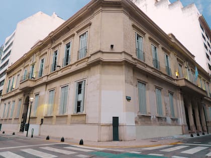 La escuela de danza fue construida en la es esquina de Sarmiento y Esmeralda por el arquitecto Tamburini.