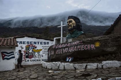 La escuela de La Higuera donde mataron el "Che" Guevara es hoy un museo con estatua y murales