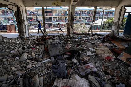 La escuela de la ONU en la Franja de Gaza, un día después del ataque de Israel. (Eyad BABA / AFP)