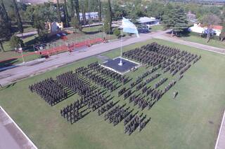 Procesaron a una gendarme acusada de haber obligado a 100 aspirantes a formar totalmente desnudas