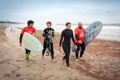 La escuela de surf Coco es de la campeona Evelyn Gontier.