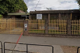 Una nena que tenía lo cordones desatados murió tras tropezar y golpearse la cabeza en el patio de su escuela