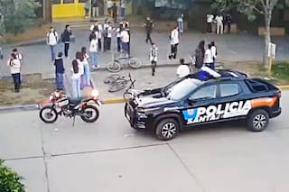 El padre de una alumna que presenció el inicio del ataque relató cómo escapaban los chicos del tiroteo