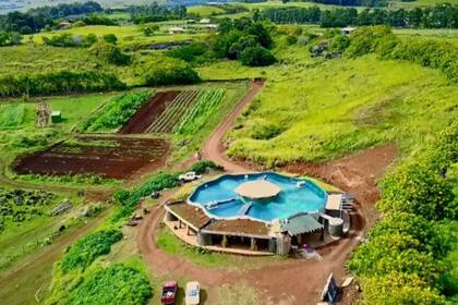 La escuela es energéticamente autosuficiente con paneles solares y recolectores de agua lluvia