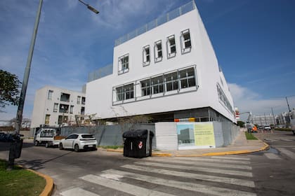 La escuela está ubicada en la avenida Suárez y Monasterio, en el barrio de Barracas
