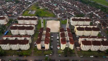 La escuela está ubicada en un barrio creado para reasentar a familias que vivían en zonas de riesgo de la Serra do Mar