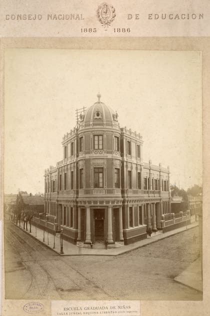 La Escuela Graduada de Niñas, también llamada en su momento Benjamín Zorrilla, es conocida hoy como Domingo F. Sarmiento, pero mucho más como "5 esquinas".