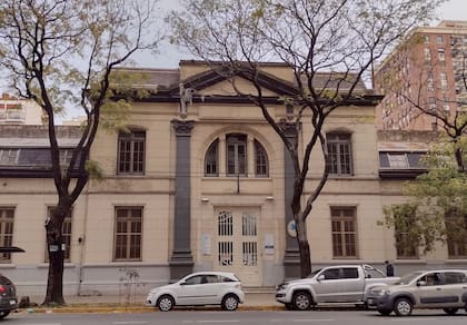 La escuela Juan Bautista Alberdi, en Cramer 2136, es una de las 15 "escuelas-palacios" inauguradas por el presidente Roca el 25 de mayo de 1902. Fue creada con la tipografía "C" de la CNE, la más grande.
