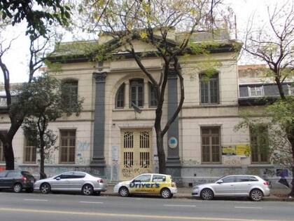 La escuela Juan Bautista Alberdi hoy, que cambió su nombre por "Héroes de Malvinas"