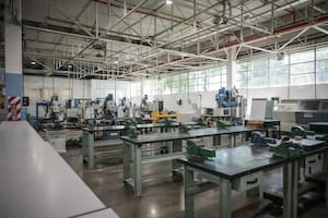 La escuela técnica de una automotriz que enseña con 10 impresoras 3D y tres robots industriales