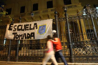 La Escuela Mariano Acosta anoche seguía ocupada por sus estudiantes