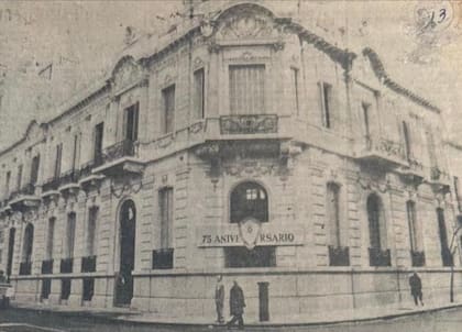 La Escuela Nacional de Educación Técnica Dolores Lavalle de Lavalle al cumplir 75 años. El 16 cumple 130 años.