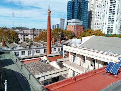 La escuela ocupa toda una manzana.