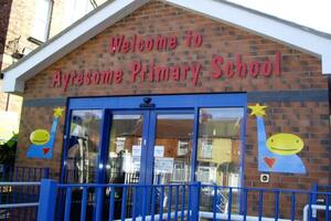 La escuela primaria Ayresome de Middlebrought, en Inglaterra, fue donde los padres recibieron la sugerencia de vestirse apropiadamente al ir a llevar y retirar a sus niños