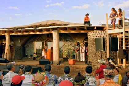 La escuela se construyó usando los desperdicios dejados atrás por los turistas o con lo que traía la marea a las orillas de Rapa Nui