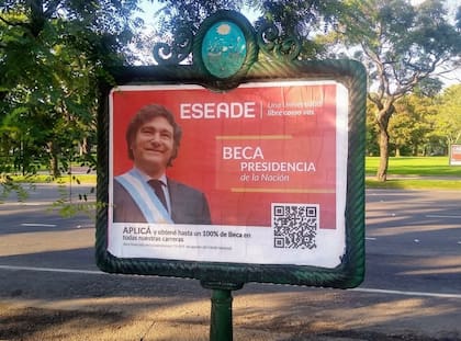 La Escuela Superior de Economía y Administración de Empresas (Eseade) lanzó la beca Presidencia de la Nación "en homenaje" a Javier Milei, que promocionó la iniciativa.