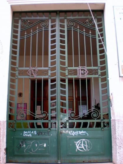 La escuela Tomasa de la Quintana, en Avenida Corrientes 5332, una de las 15 "escuelas-palacios" inauguradas por el presidente Roca el 25 de mayo de 1902. Entre su puerta, el monograma del Consejo Nacional de Educación