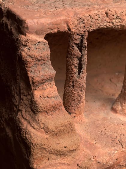 La escultura de arcilla corresponde a una casa a pequeña escala, conde las escaleras externas fueron hechas con pellizcos