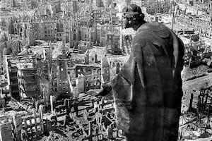La escultura de August Schreitmueller "Guete", o "Bondad" en la torre del Ayuntamiento con vistas a la ciudad destruida de Dresde