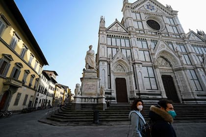 La escultura de Dante en la Piazza Santa Croce de su amada Florencia