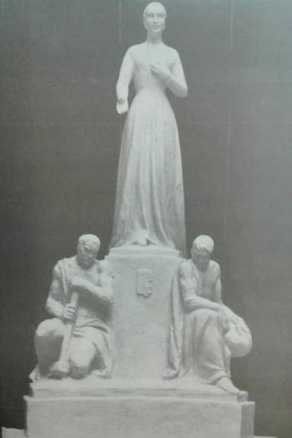 La escultura de Eva con las representaciones del trabajo manual y el intelectual estaría dentro del mausoleo