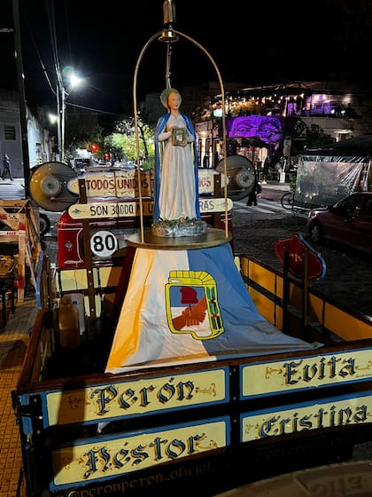 La escultura de Eva Perón ya fue trasladada por la camioneta rastrojero que el sábado la acompañará en la procesión