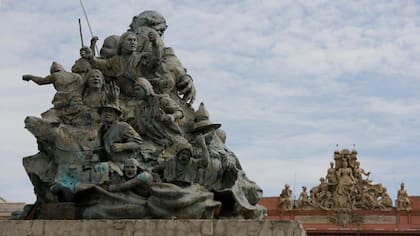 La escultura de Juana Azurduy le dice adiós a la Casa Rosada y viaja hacia el Centro Cultural Kirchner