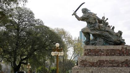 La escultura de Juana Azurduy le dice adiós a la Casa Rosada y viaja hacia el Centro Cultural Kirchner
