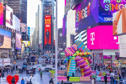 La "Escultura de los sueños" de Marta Minujín en Times Square