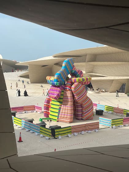 "La escultura de los sueños" de Marta Minujín en el Museo Nacional de Qatar