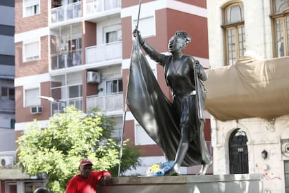 La escultura de María Remedios del Valle fue inaugurada en la Plazoleta Alfonso Castelao con representantes de la comunidad afro, en el Día Nacional de las y los Afroargentinos/as y de la Cultura Afro